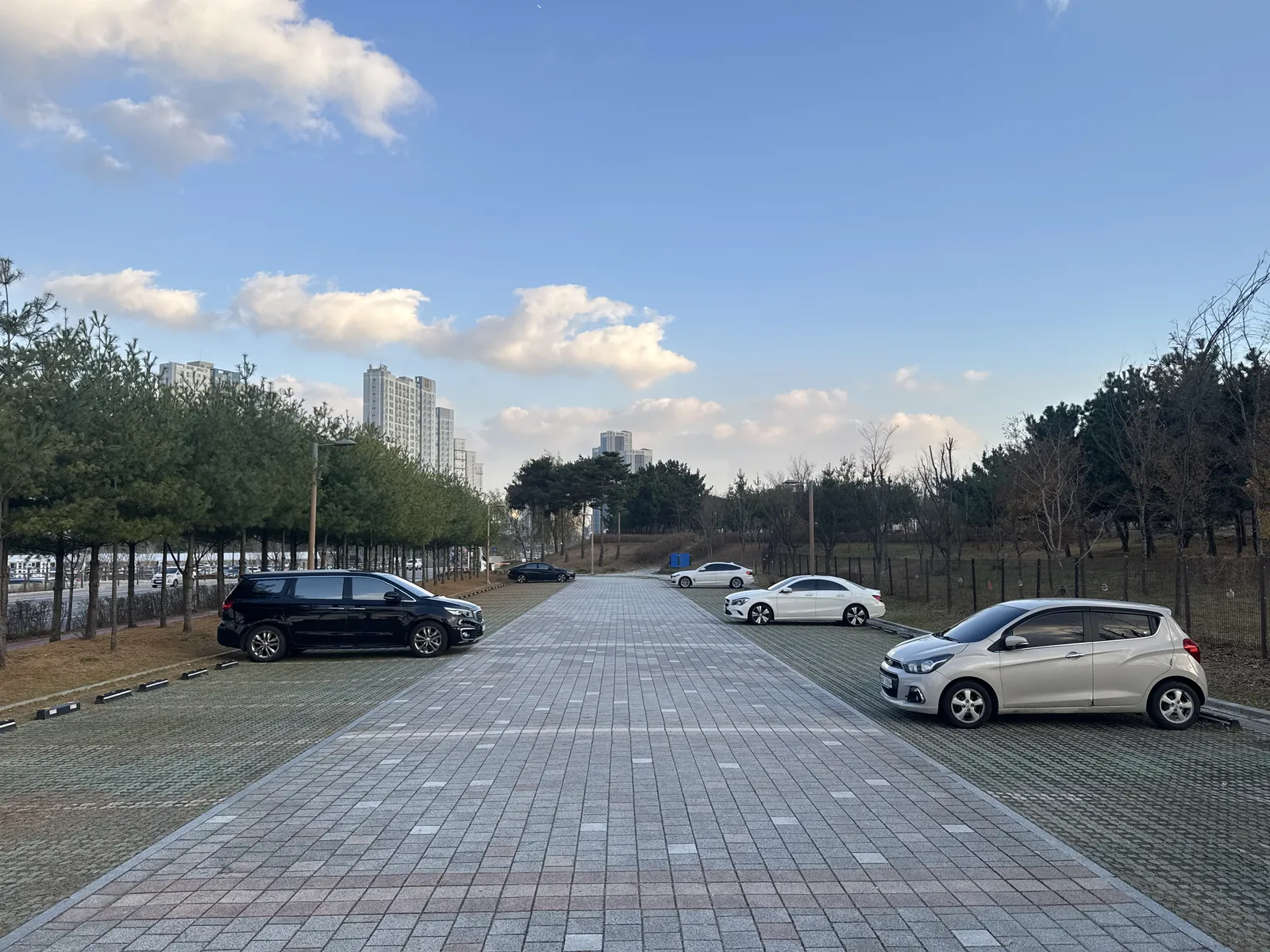 정문 앞 외부 주차장